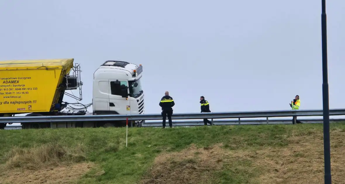 Vrachtwagen weggezakt in berm - Foto 8
