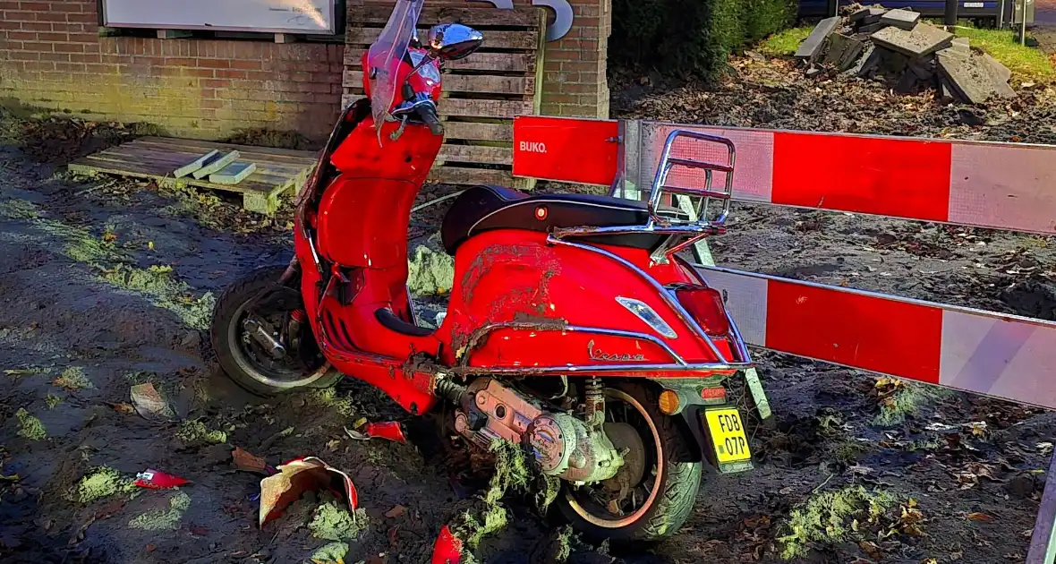 Scooter fors beschadigd na aanrijding - Foto 6