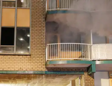 Brandweer schaalt op bij woningbrand