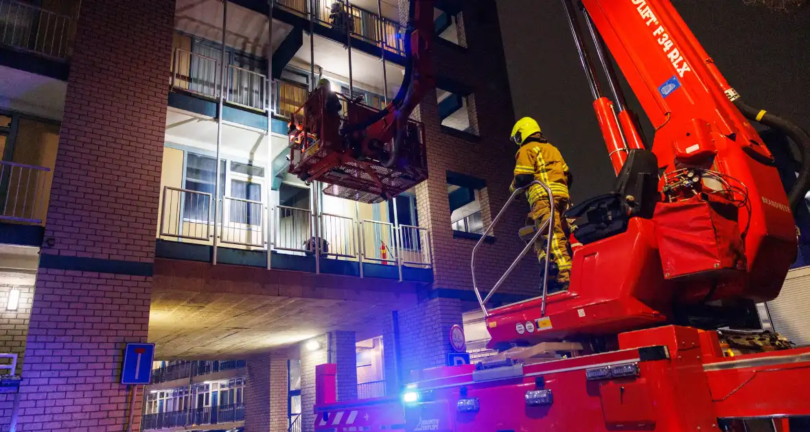 Brandweer schaalt op bij woningbrand - Foto 1