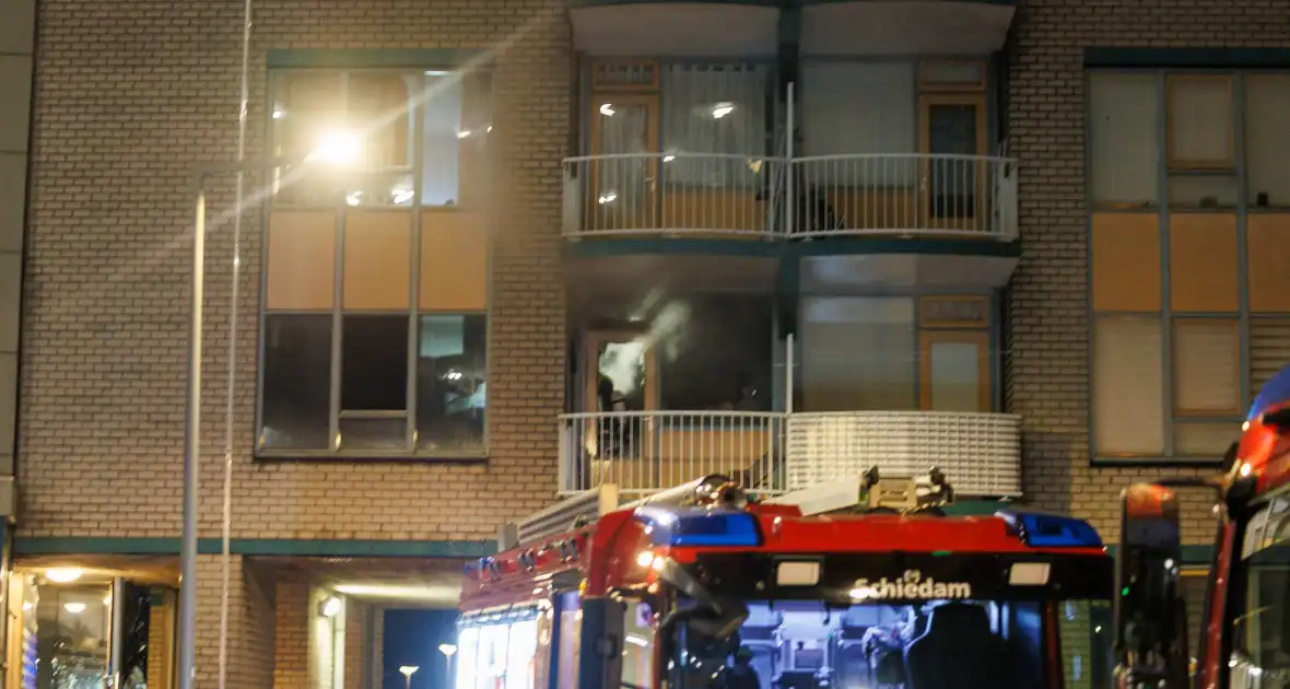 Brandweer schaalt op bij woningbrand - Foto 3