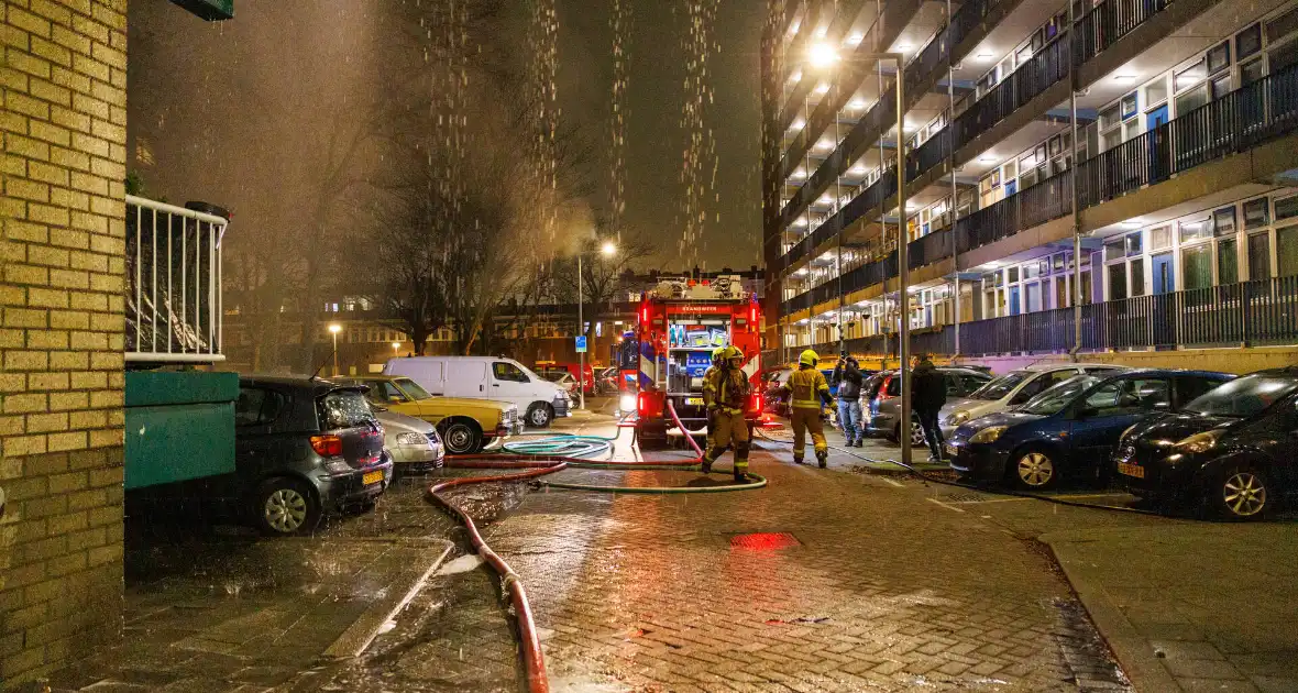 Brandweer schaalt op bij woningbrand - Foto 4