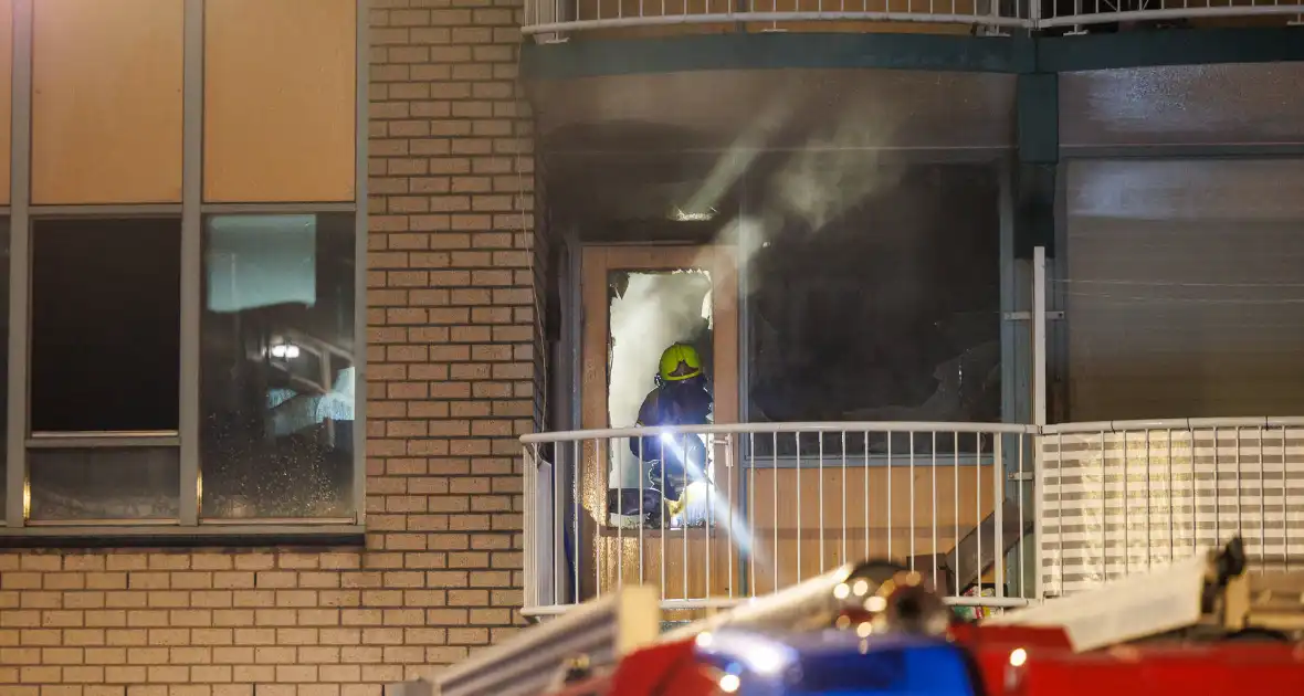 Brandweer schaalt op bij woningbrand - Foto 7