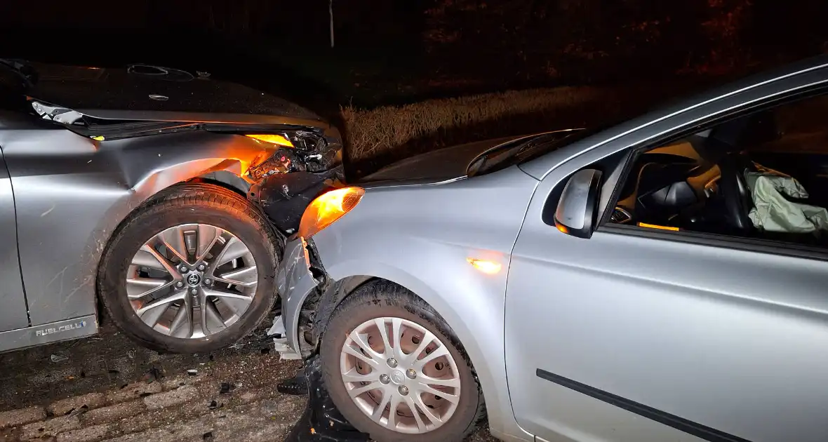 Bestuurder ramt geparkeerde auto