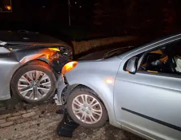 Bestuurder ramt geparkeerde auto