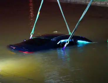 Duikers ingezet om auto boven water te krijgen