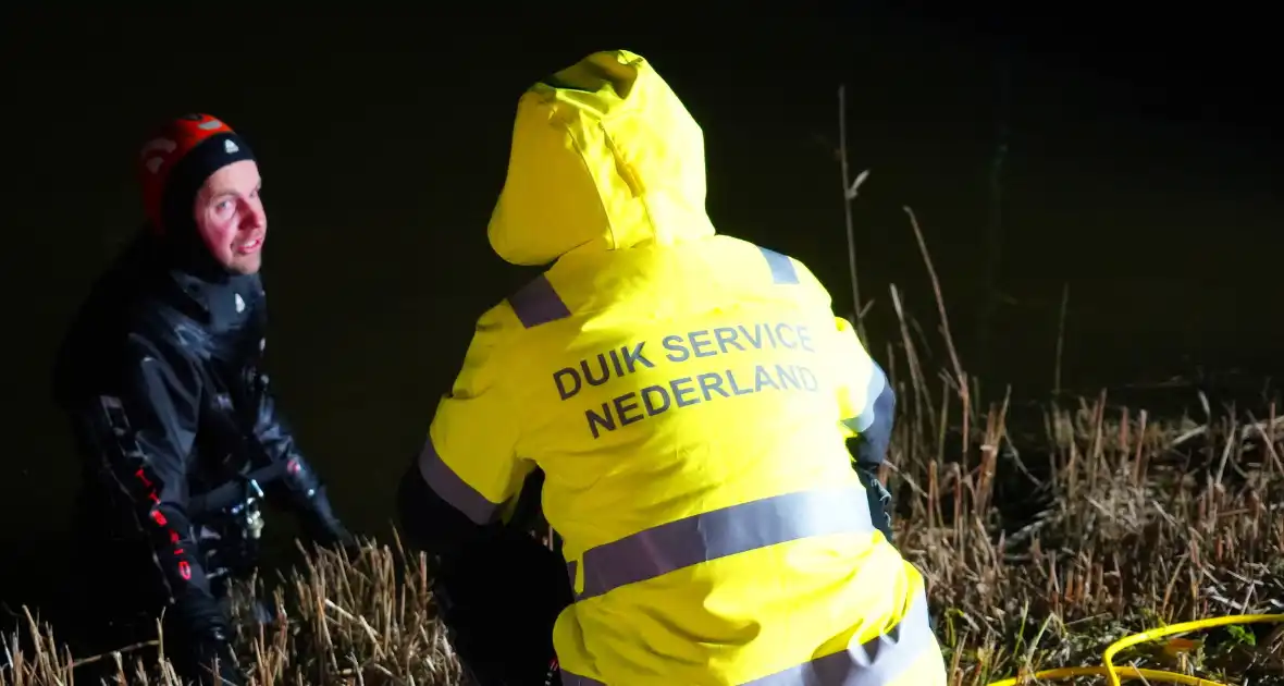 Duikers ingezet om auto boven water te krijgen - Foto 1