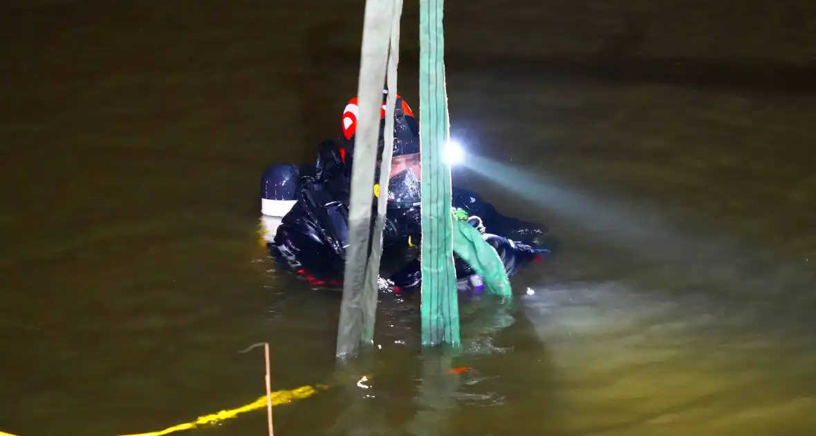 Duikers ingezet om auto boven water te krijgen - Foto 11