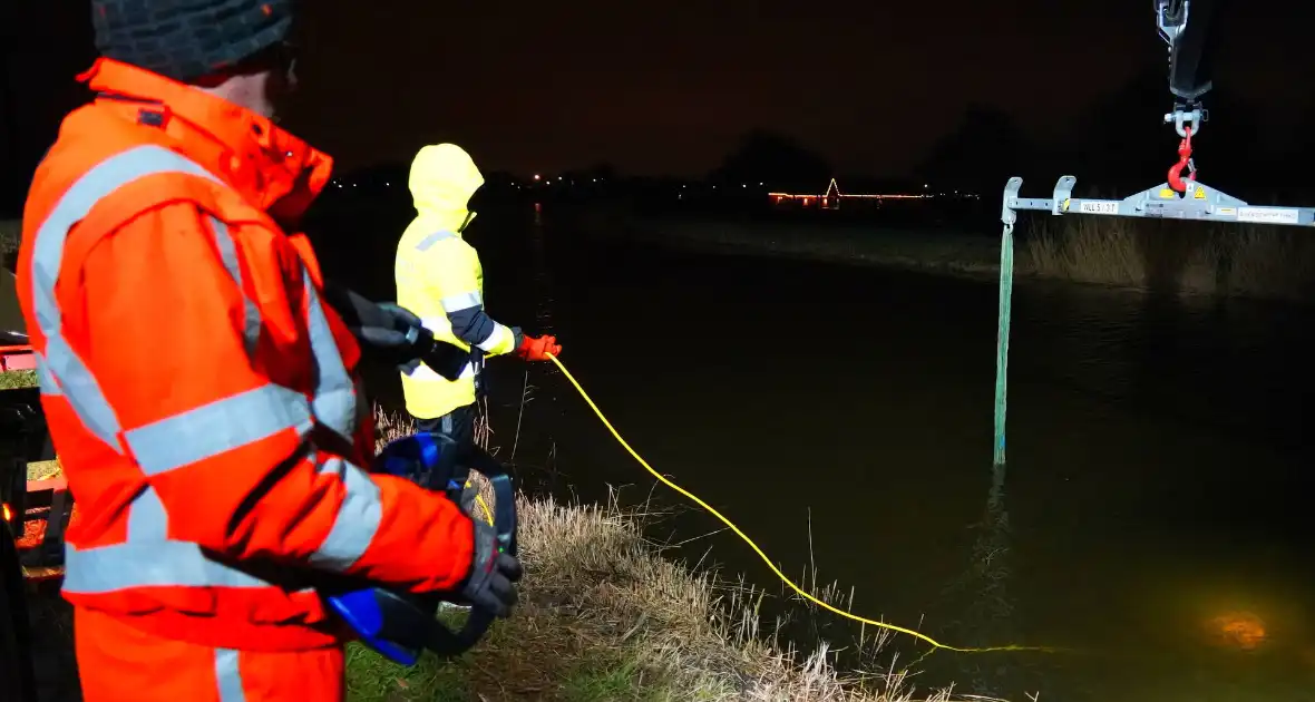 Duikers ingezet om auto boven water te krijgen - Foto 12