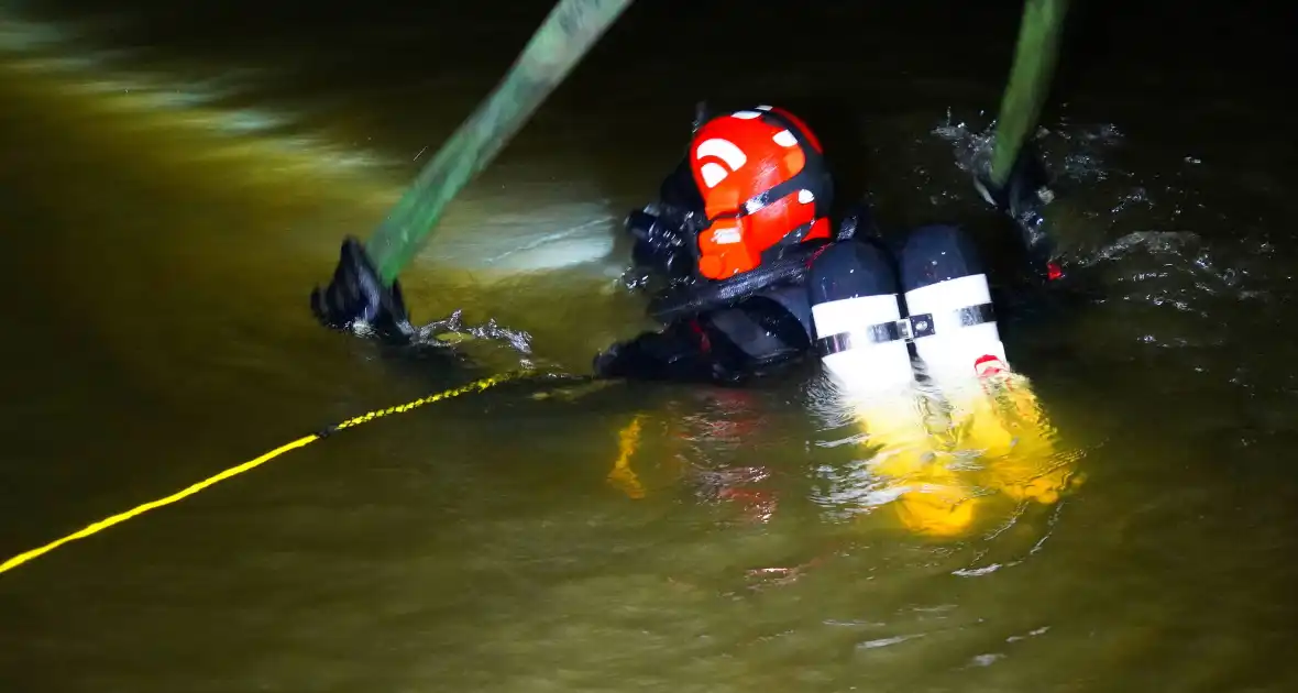 Duikers ingezet om auto boven water te krijgen - Foto 13