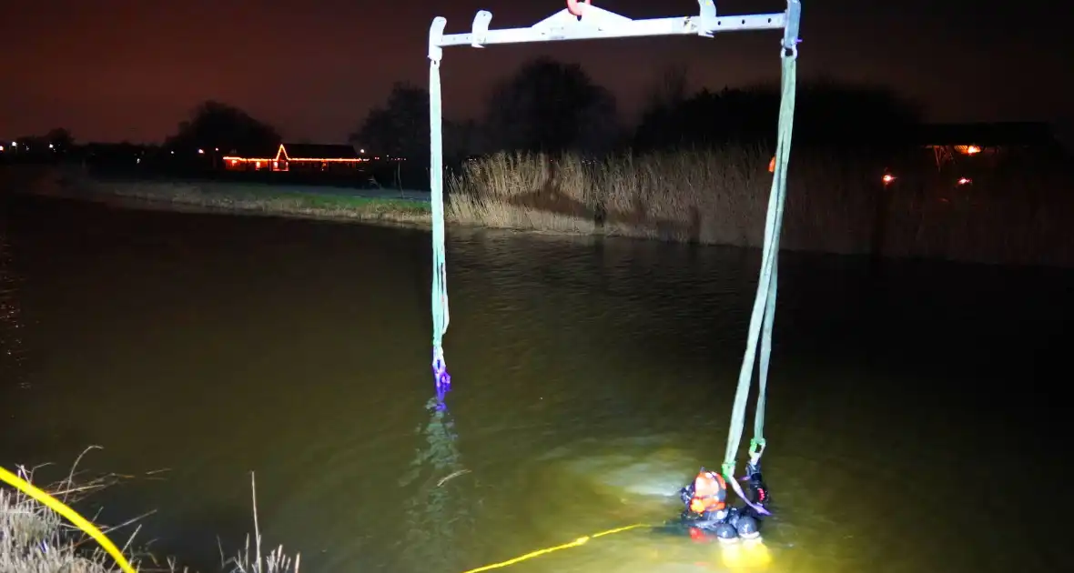 Duikers ingezet om auto boven water te krijgen - Foto 14