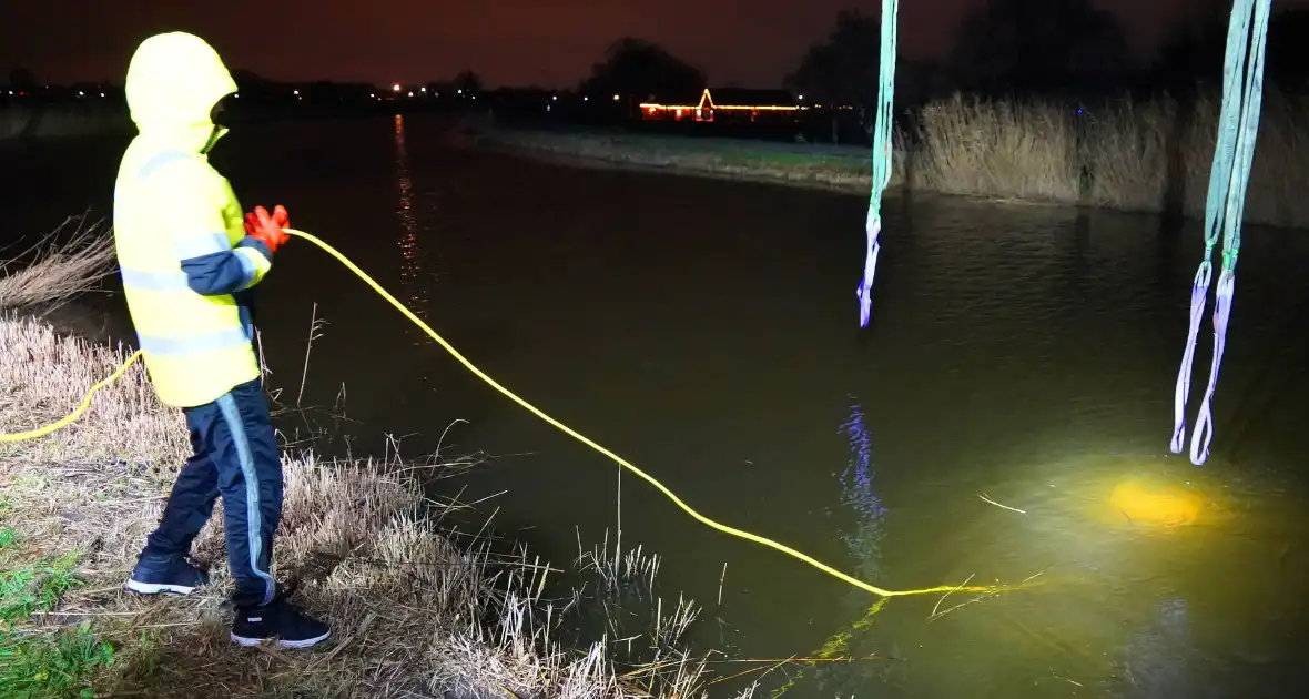 Duikers ingezet om auto boven water te krijgen - Foto 15