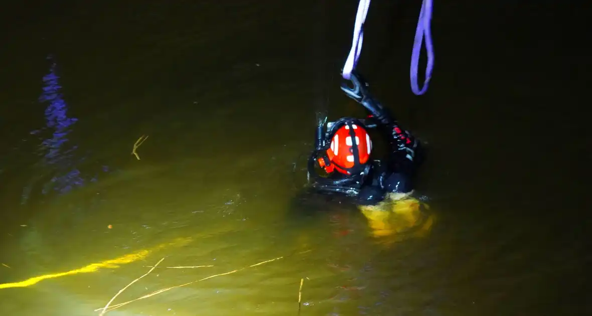 Duikers ingezet om auto boven water te krijgen - Foto 16