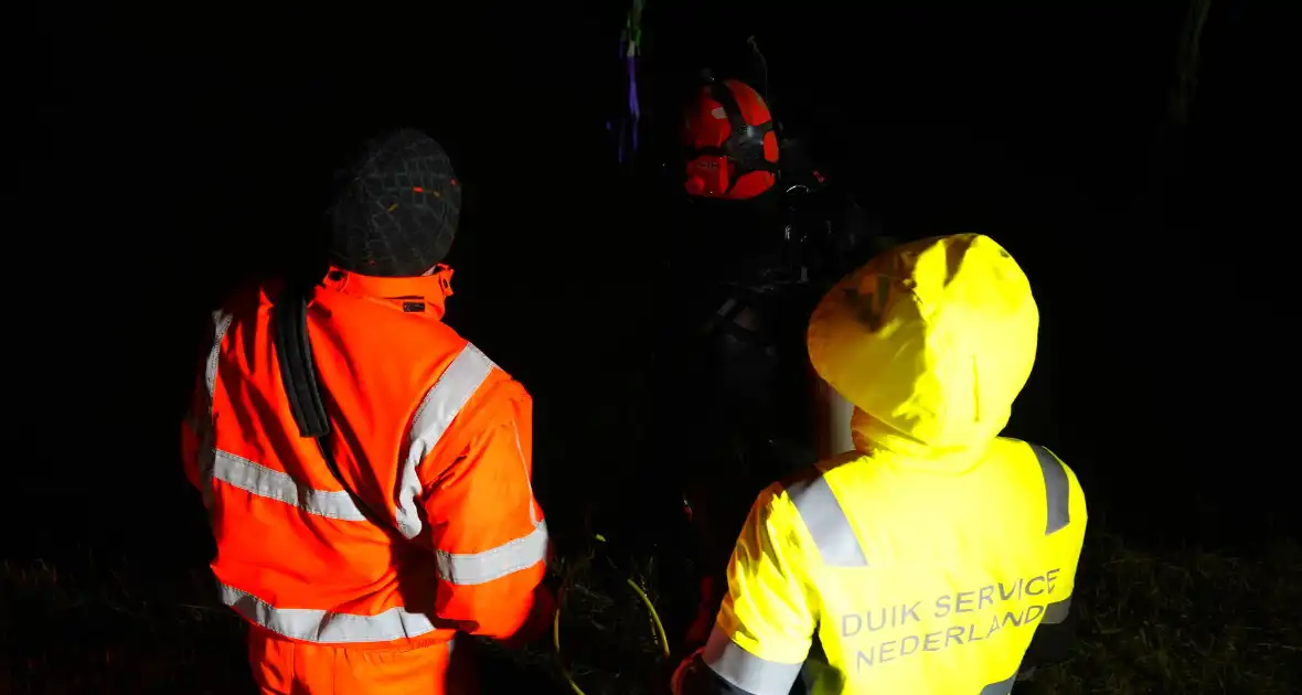 Duikers ingezet om auto boven water te krijgen - Foto 17