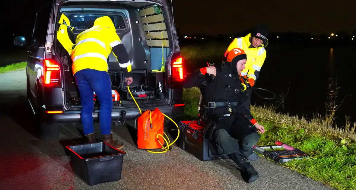 Duikers ingezet om auto boven water te krijgen - Foto 18