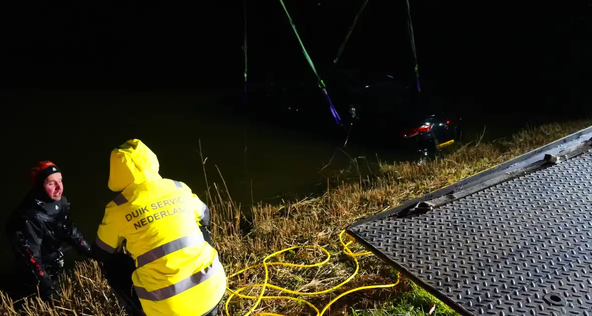 Duikers ingezet om auto boven water te krijgen - Foto 2