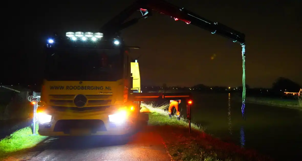 Duikers ingezet om auto boven water te krijgen - Foto 20