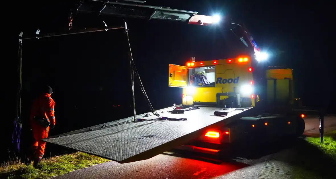 Duikers ingezet om auto boven water te krijgen - Foto 21