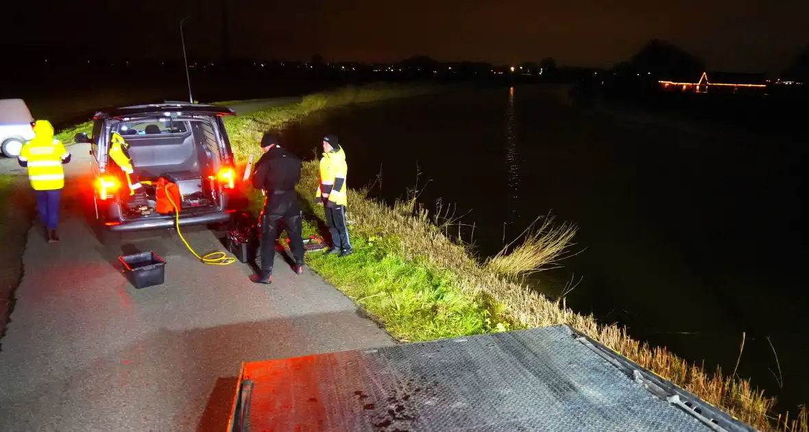 Duikers ingezet om auto boven water te krijgen - Foto 22