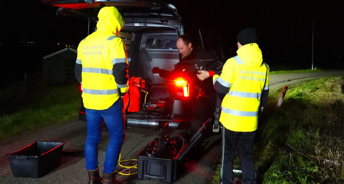 Duikers ingezet om auto boven water te krijgen - Foto 23