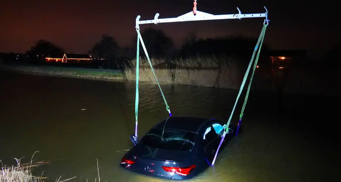 Duikers ingezet om auto boven water te krijgen - Foto 3