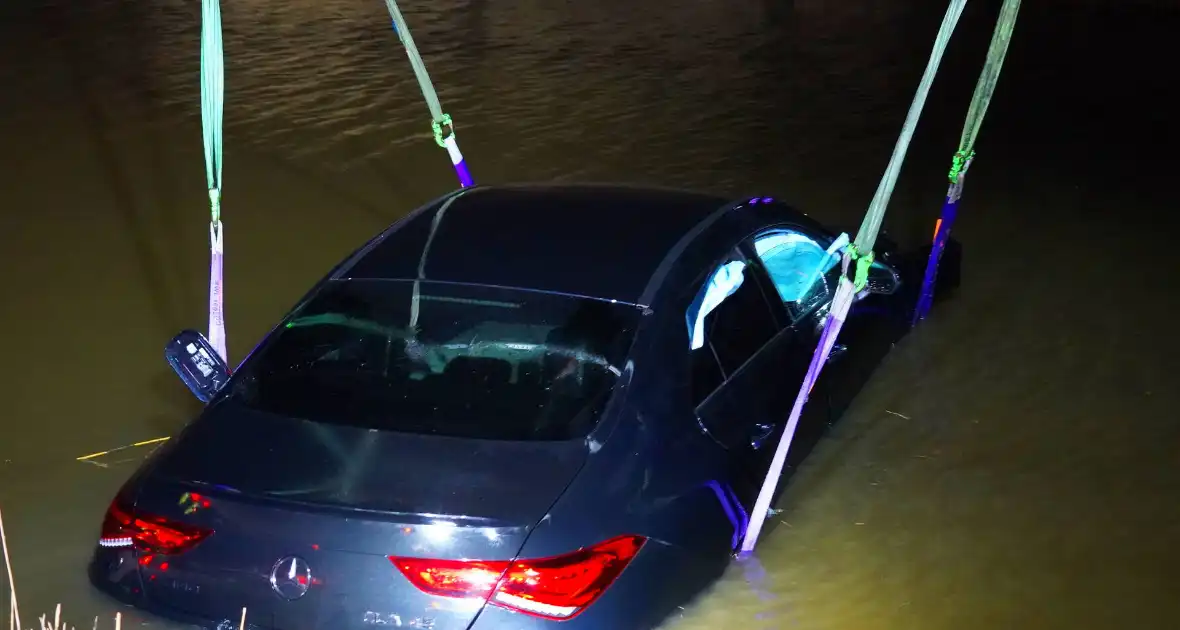 Duikers ingezet om auto boven water te krijgen - Foto 4