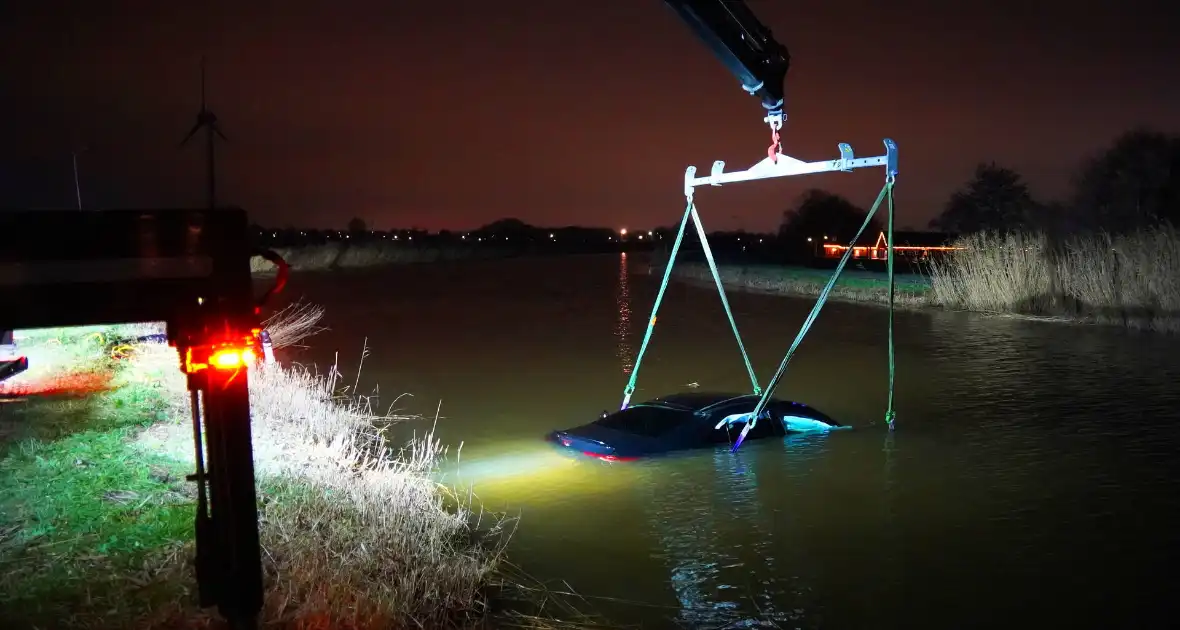 Duikers ingezet om auto boven water te krijgen - Foto 5