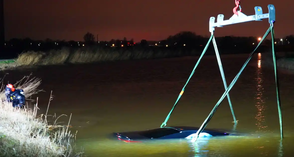 Duikers ingezet om auto boven water te krijgen - Foto 6