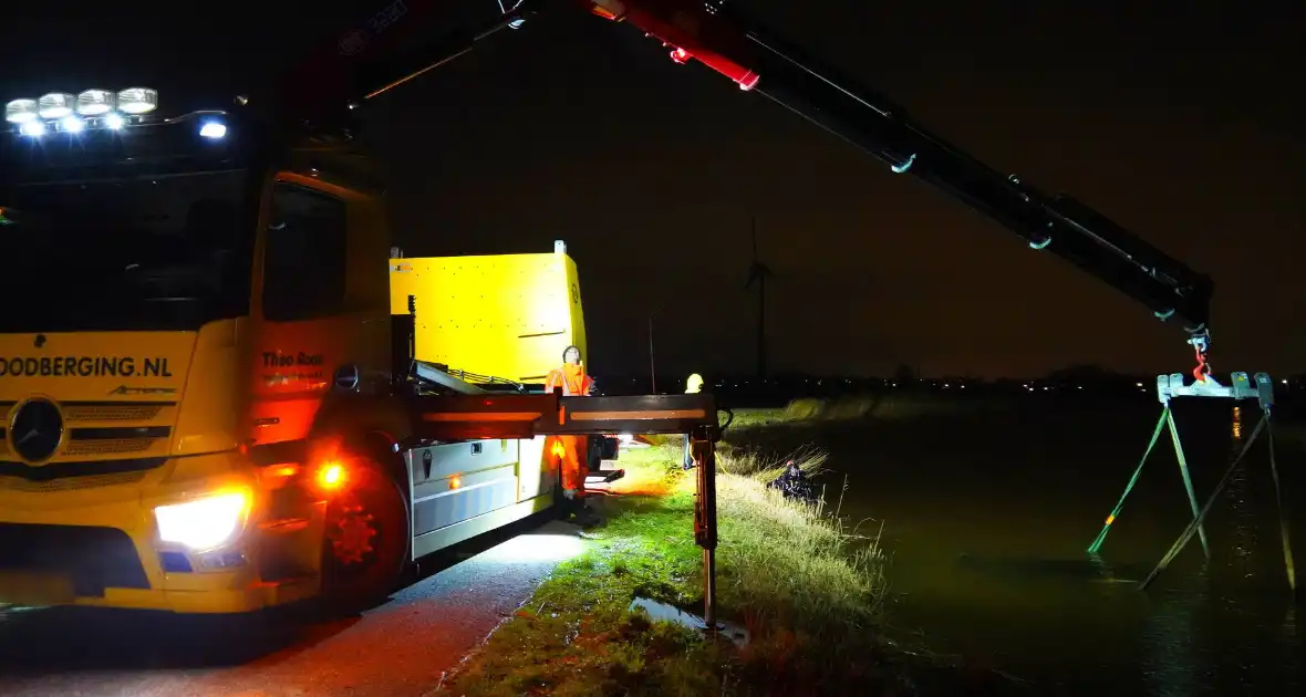 Duikers ingezet om auto boven water te krijgen - Foto 7