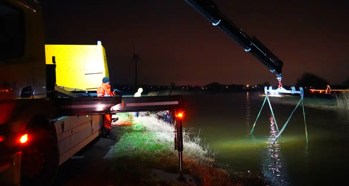 Duikers ingezet om auto boven water te krijgen - Foto 8