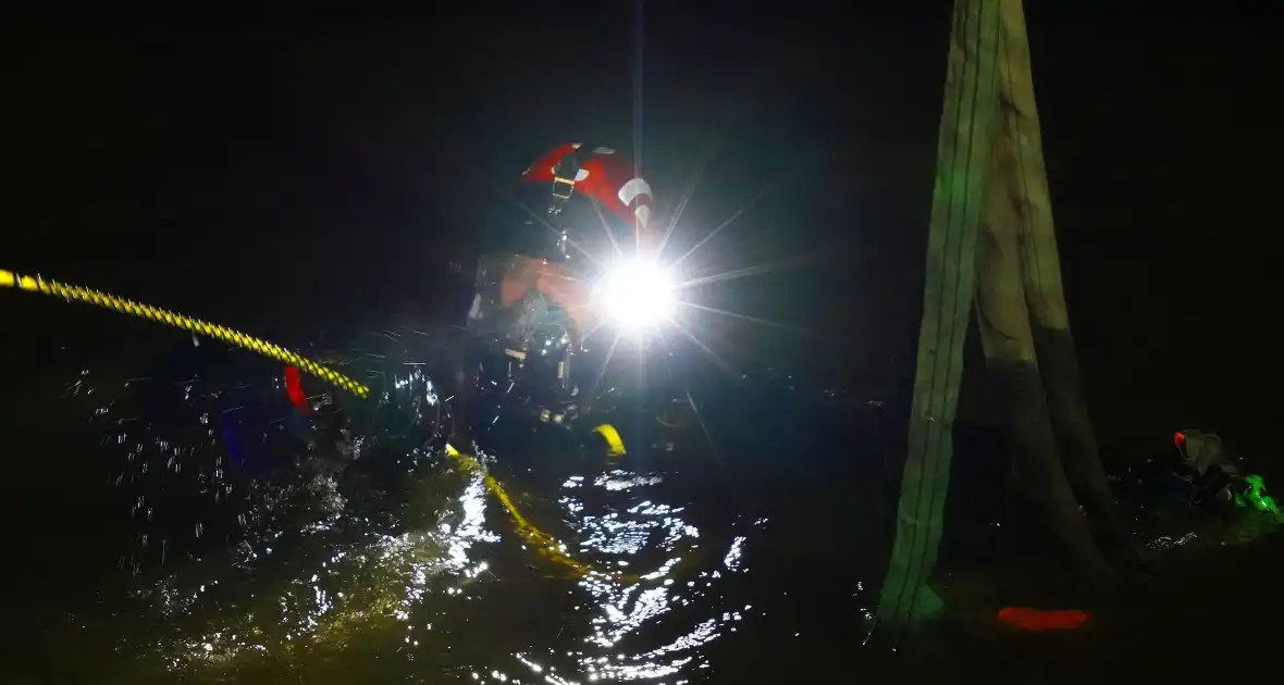 Duikers ingezet om auto boven water te krijgen - Foto 9