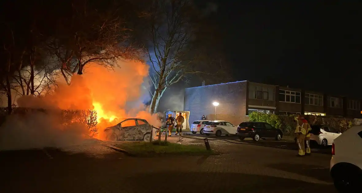 Geparkeerde personenwagens volledig uitgebrand