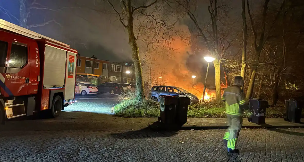 Geparkeerde personenwagens volledig uitgebrand - Foto 1