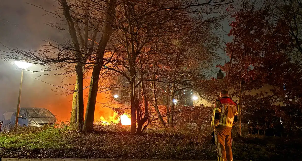 Geparkeerde personenwagens volledig uitgebrand - Foto 2