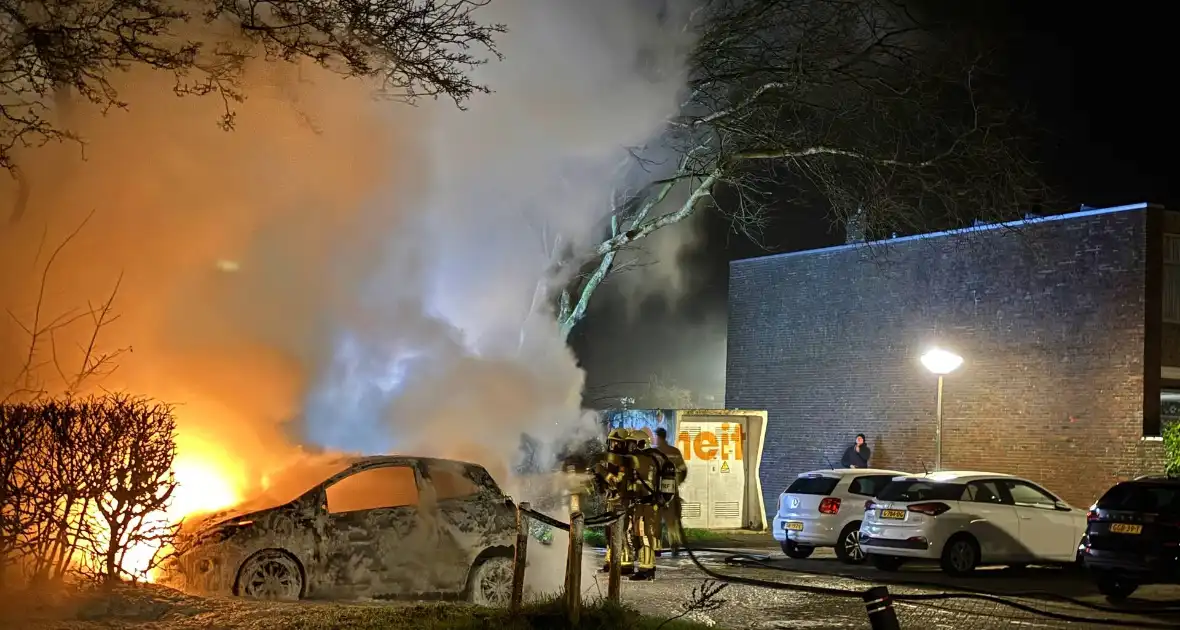 Geparkeerde personenwagens volledig uitgebrand - Foto 3