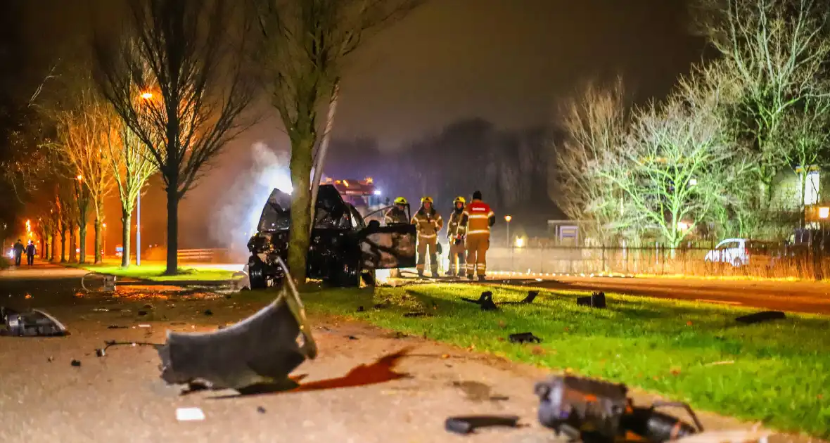 Auto vliegt in brand na ongeval