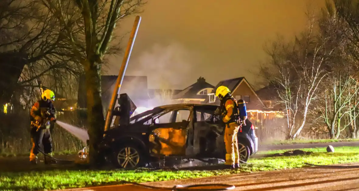 Auto vliegt in brand na ongeval - Foto 1