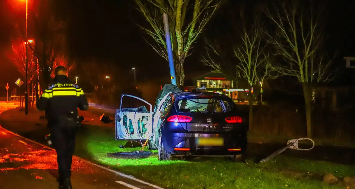 Auto vliegt in brand na ongeval - Foto 10