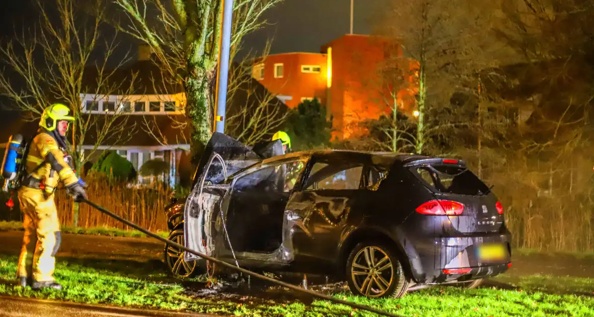 Auto vliegt in brand na ongeval - Foto 2