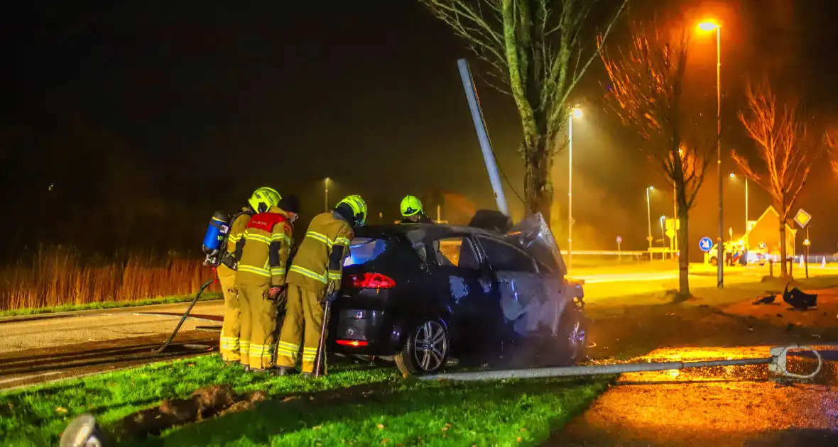 Auto vliegt in brand na ongeval - Foto 3