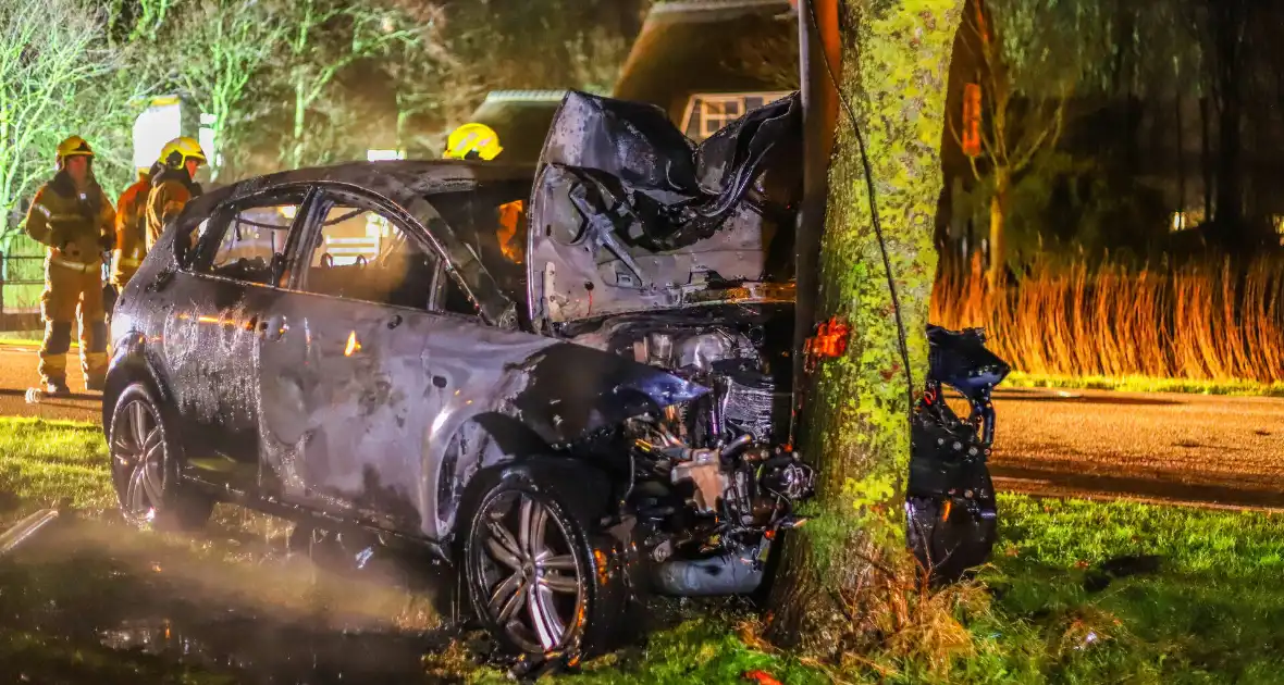 Auto vliegt in brand na ongeval - Foto 4