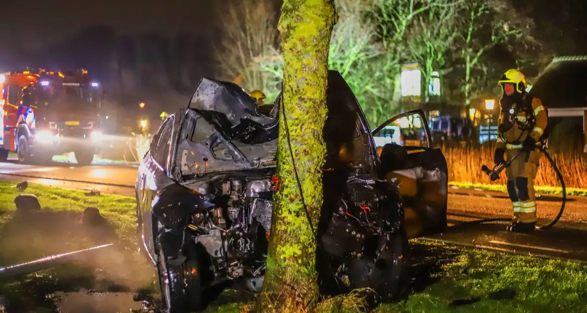 Auto vliegt in brand na ongeval - Foto 5