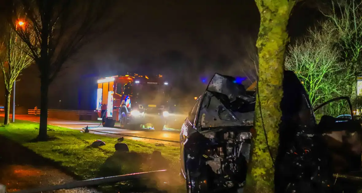 Auto vliegt in brand na ongeval - Foto 6