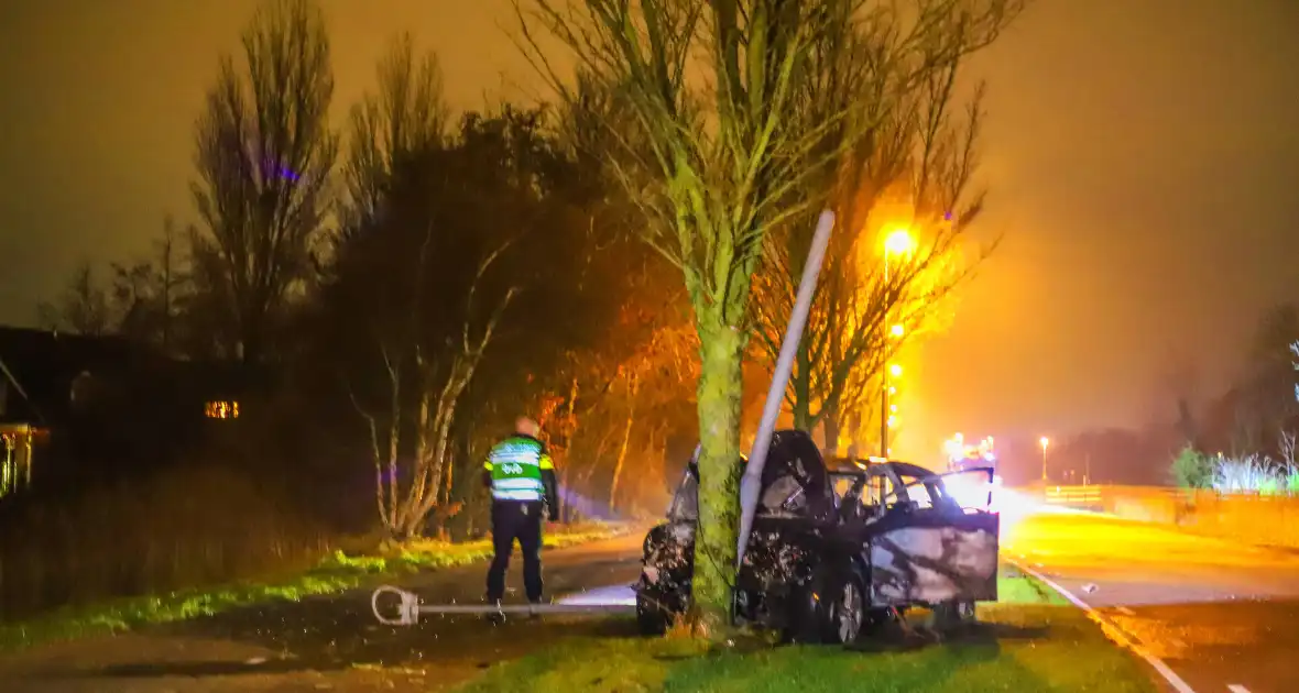 Auto vliegt in brand na ongeval - Foto 8