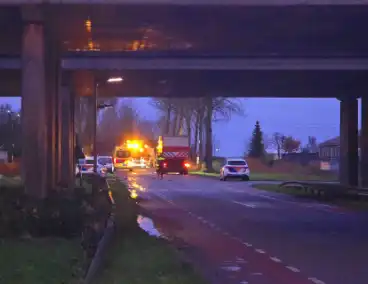 Auto knalt tegen boom, inzittenden ernstig gewond