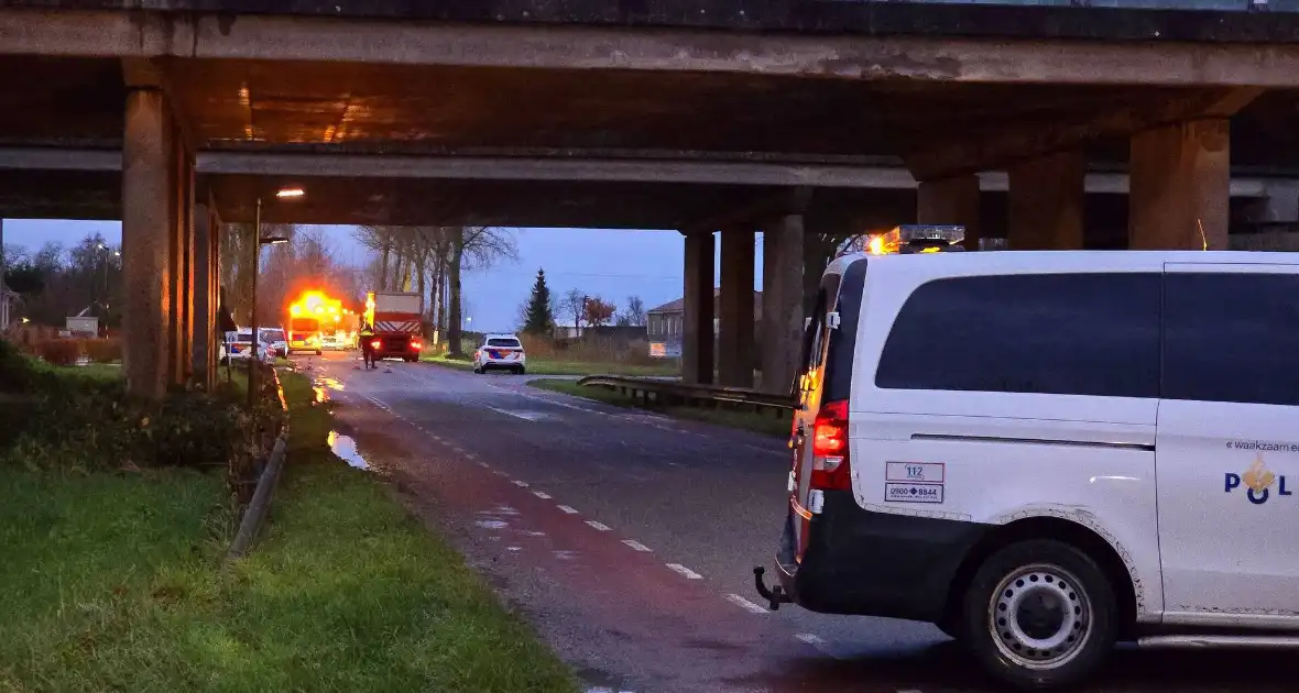 Auto knalt tegen boom, inzittenden ernstig gewond - Foto 1