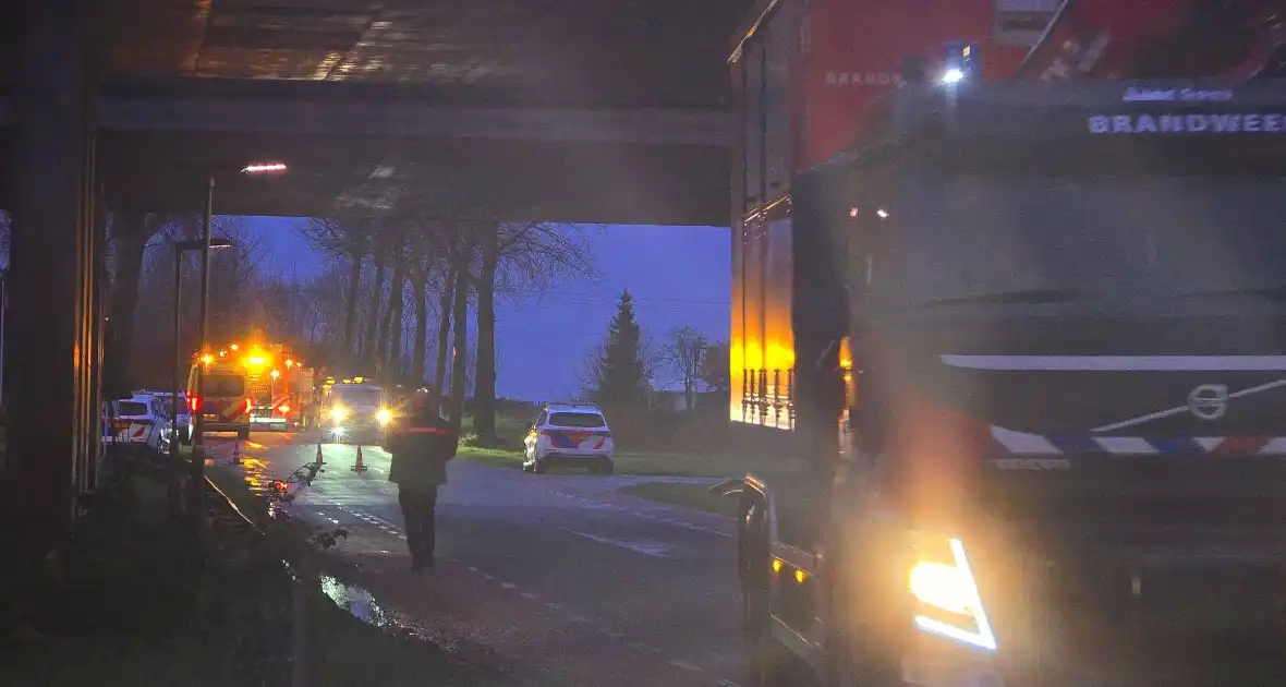 Auto knalt tegen boom, inzittenden ernstig gewond - Foto 2