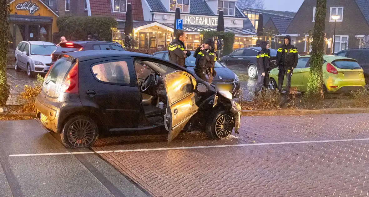 Gewonde nadat auto uit bocht vliegt en tegen boom klapt