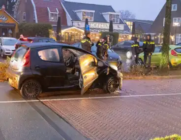 Gewonde nadat auto uit bocht vliegt en tegen boom klapt