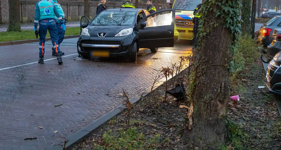 Gewonde nadat auto uit bocht vliegt en tegen boom klapt - Foto 1